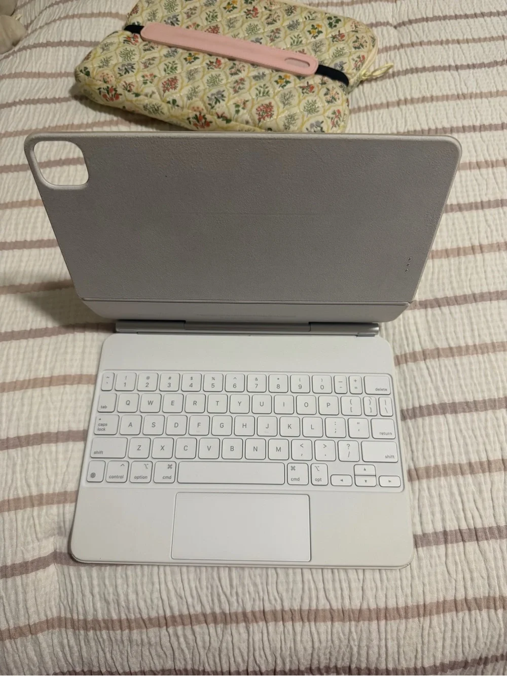 Apple White Silicone Smart Folio for iPad with Camera Cutout